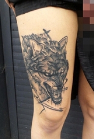 女生大腿上黑色素描动物狼纹身图片