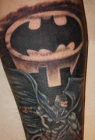 蝙蝠侠纹身 男生手臂上彩色的人物蝙蝠侠纹身图片