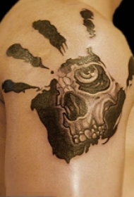 男生手臂上黑灰素描创意手掌骷髅纹身图片