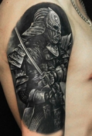 男生手臂上黑灰素描点刺技巧创意战士纹身图片