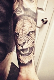 男生手臂上黑灰点刺抽象线条小动物老虎纹身图片
