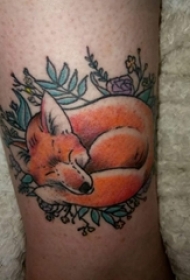 男生手臂上彩绘渐变简单线条植物藤和动物狐狸纹身图片