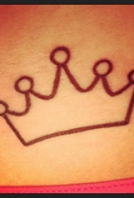 女生侧腰上黑色线条素描文艺唯美皇冠纹身图片