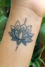 女生手腕上黑色简单线条植物莲花纹身图片
