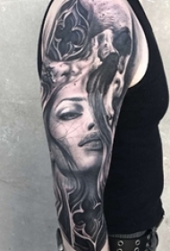 男生手臂上黑色点刺抽象线条女性人物肖像花臂纹身图片