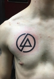 男生胸口上黑色线条几何元素创意纹身图片