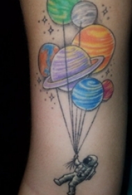 手臂纹身素材 女生手臂上星球和宇航员纹身图片