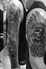 男生手臂上黑灰色花臂印第安头饰与骷髅纹身图片