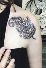 女生肩部黑色点刺简单线条创意植物叶子纹身图片