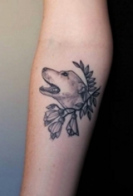 小狗纹身图片 女生手臂上植物和小狗纹身图片
