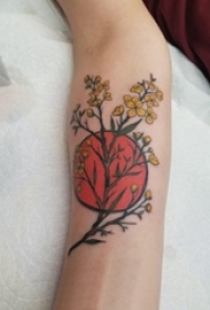 女生手臂上彩绘几何简单线条植物花朵纹身图片