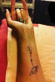 手臂纹身素材 女生手臂上黑色的星球纹身图片