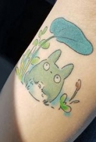 龙猫纹身图案 男生手臂上卡通龙猫纹身图片