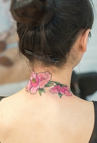 女生颈部牡丹花彩绘纹身图案