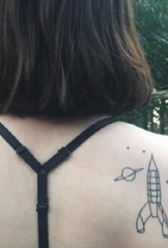 女生后肩上黑色几何简单线条星球和火箭纹身图片