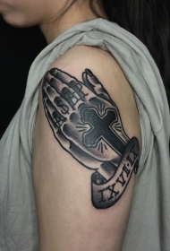 手臂祈祷的手与十字架纹身图案