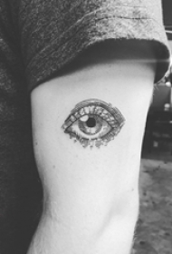 男生手臂上黑灰素描创意精美眼睛纹身图片