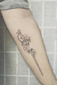 女生手臂上黑色线条文艺小清新花剑纹身图片