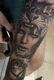 男生手臂上黑灰点刺简单线条动物和人物纹身图片