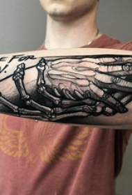 男生手臂上黑灰素描点刺技巧创意手部纹身图片