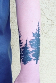 男生手腕上黑色简单抽象线条植物大树纹身图片