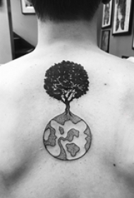 地球纹身图案 男生背部树纹身和地球纹身图案
