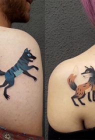 后肩纹身 情侣后肩上彩色的狼和狐狸纹身图片