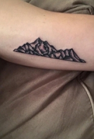 山脉纹身男生大臂上黑色的山脉纹身图片