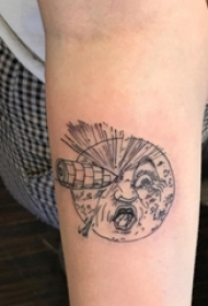 纹身月亮 男生手臂上创意的月亮纹身图片