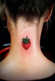 后颈部纹身 女生后颈部彩色的草莓纹身图片