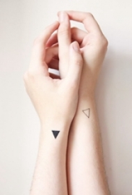 三角形纹身图案 女生手腕上三角形纹身图案