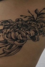 女生侧腰上黑色点刺简单抽象线条植物菊花纹身图片