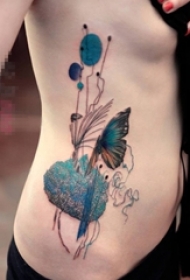 女生侧腰上彩绘创意几何线条花朵和蝴蝶纹身图片