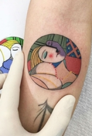 女生手臂上彩绘几何圆形线条人物纹身图片