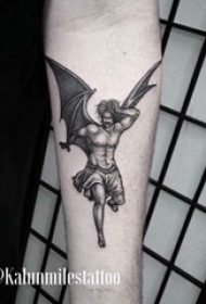 纹身守护天使 男生手臂上黑色的天使纹身图片