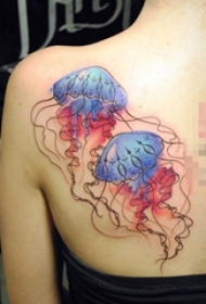 女生后背上彩绘抽象线条小动物水母纹身图片