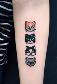 女生手臂上彩绘几何线条卡通小动物猫咪和狗纹身图片