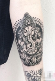 女生手臂上黑灰素描创意印第安风格花纹大象纹身图片