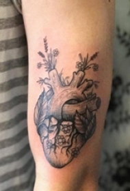 男生手臂上黑色点刺简单线条植物花朵和心脏纹身图片