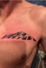 小山峰纹身 男生胸部黑色的山峰纹身图片