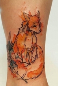 女生小腿上彩绘泼墨简单抽象线条羽毛和狐狸纹身图片