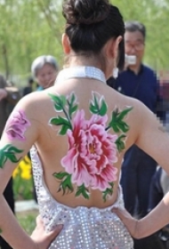 女生满背上彩绘渐变文艺花朵纹身图片