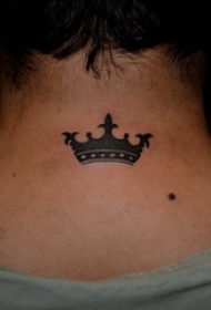 男生背部黑色线条素描文艺经典皇冠纹身图片