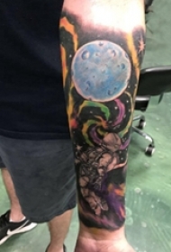 男生手臂上彩绘水彩素描创意霸气宇宙纹身图片