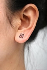 耳部艺术流行纹身