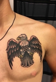 男生胸部彩绘几何简单线条小动物老鹰纹身图片