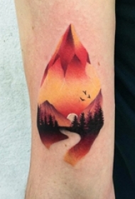 男生手臂上彩绘几何线条树和山脉纹身图片