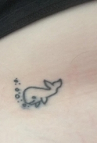 女生侧腰上黑色几何简单线条卡通小动物鲸鱼纹身图片