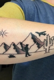 男生手臂上黑灰点刺抽象线条人物和山脉风景纹身图片