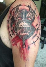 纹身盾牌 男生大臂上坚硬的盾牌纹身图片